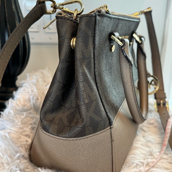 Michael kors handbag - Picture 7 of 17